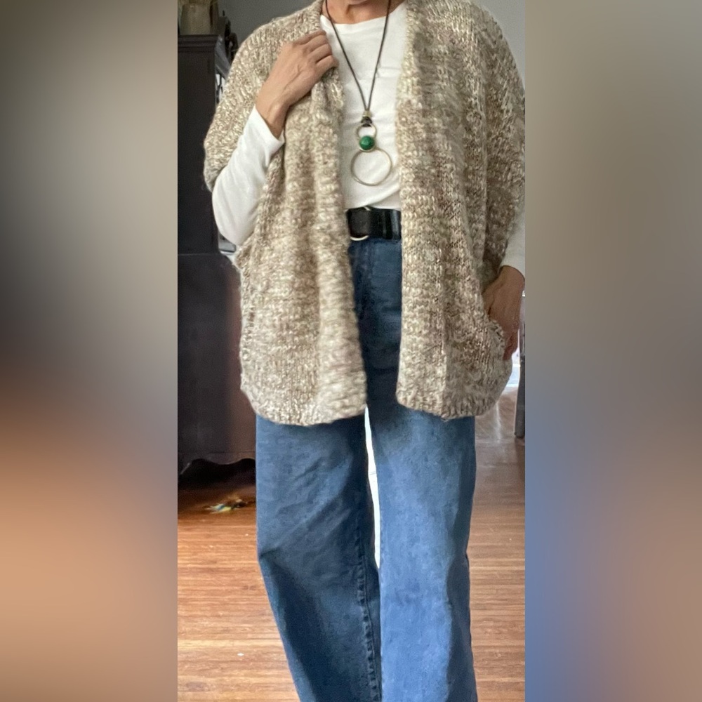 Wool/alpaca fur cardigan with unique closure
